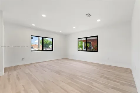 5204 SW 19th Street West Park FL 33023