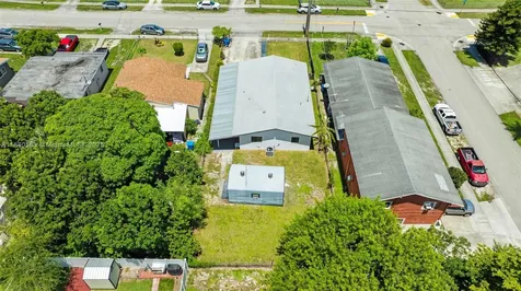5204 SW 19th Street West Park FL 33023