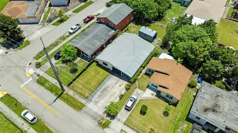 5204 SW 19th Street West Park FL 33023