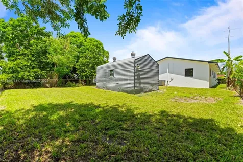 5204 SW 19th Street West Park FL 33023