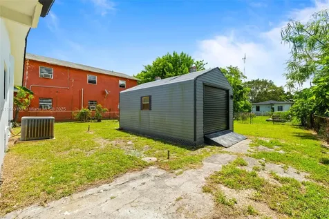 5204 SW 19th Street West Park FL 33023