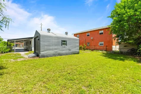 5204 SW 19th Street West Park FL 33023