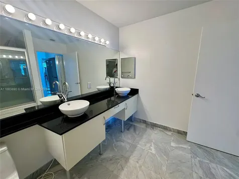 31 SE 5th Street Miami FL 33131