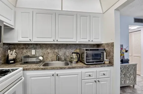 2009 N Farnham N Deerfield Beach FL 33442