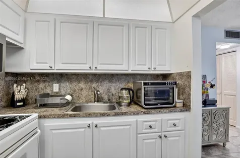 2009 N Farnham N Deerfield Beach FL 33442