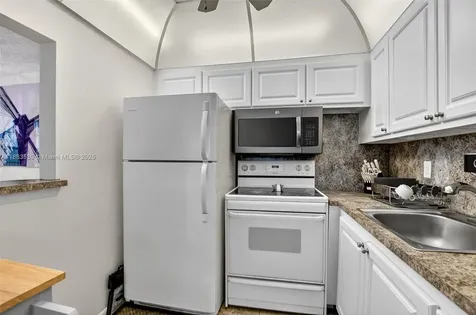 2009 N Farnham N Deerfield Beach FL 33442