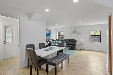 529 El Prado West Palm Beach FL 33405