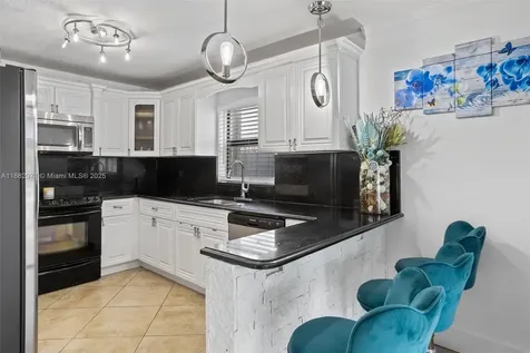 529 El Prado West Palm Beach FL 33405