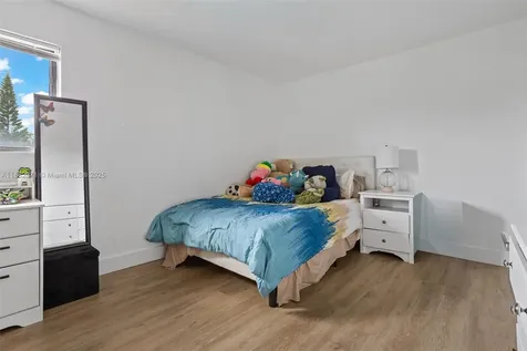 529 El Prado West Palm Beach FL 33405