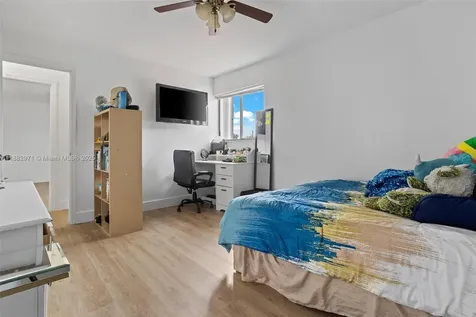 529 El Prado West Palm Beach FL 33405