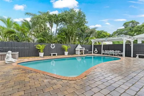 529 El Prado West Palm Beach FL 33405