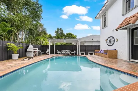 529 El Prado West Palm Beach FL 33405