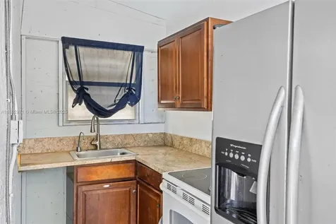 529 El Prado West Palm Beach FL 33405