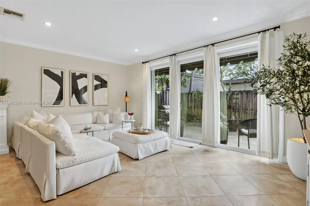 633 NE 9th Avenue Fort Lauderdale FL 33304