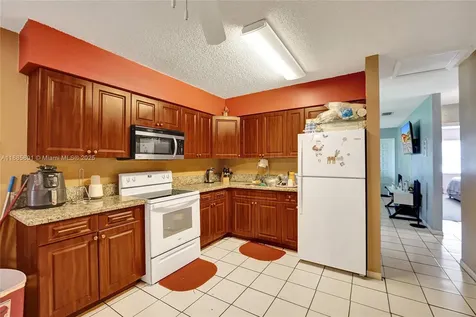 901 NE 39th Street Oakland Park FL 33334