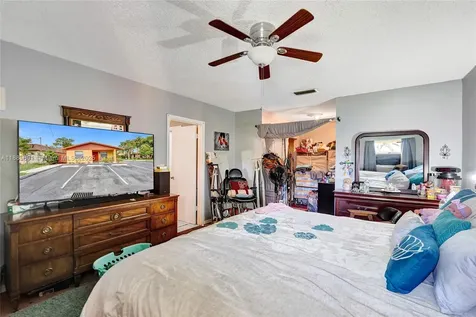 901 NE 39th Street Oakland Park FL 33334
