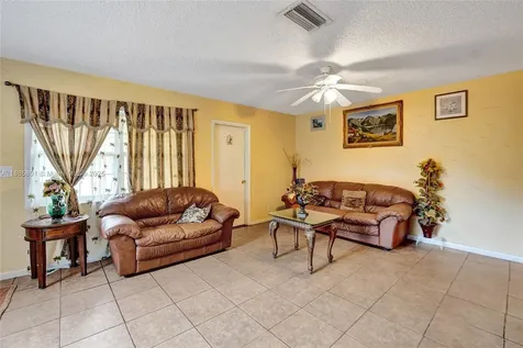 901 NE 39th Street Oakland Park FL 33334