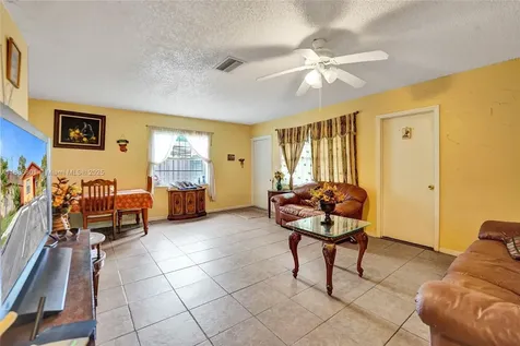 901 NE 39th Street Oakland Park FL 33334