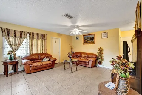 901 NE 39th Street Oakland Park FL 33334