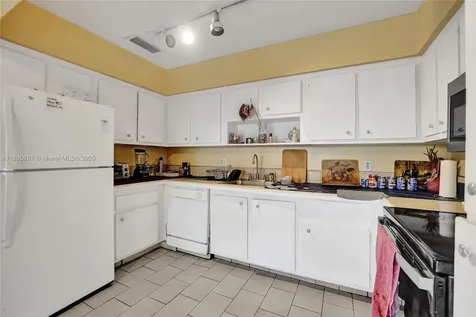 901 NE 39th Street Oakland Park FL 33334