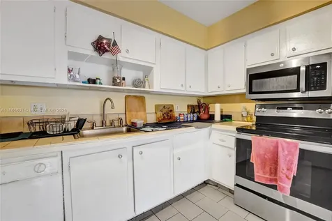 901 NE 39th Street Oakland Park FL 33334