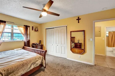 901 NE 39th Street Oakland Park FL 33334