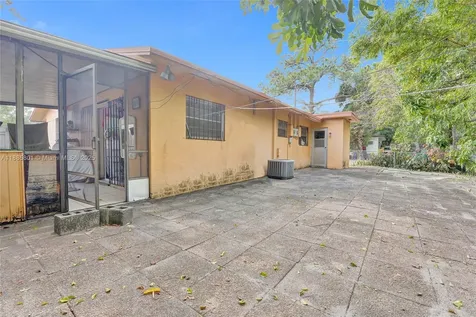 901 NE 39th Street Oakland Park FL 33334