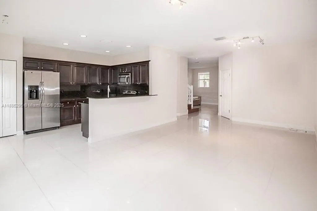 1024 NE 207th Terrace Miami FL 33179
