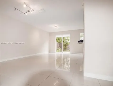 1024 NE 207th Terrace Miami FL 33179