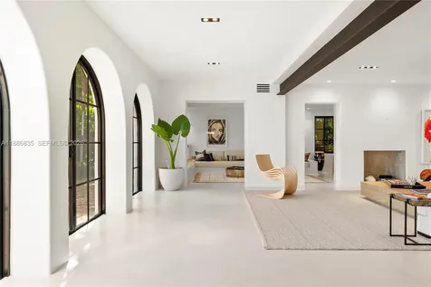 6065 Pine Tree Drive Miami Beach FL 33140