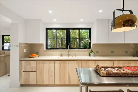 6065 Pine Tree Drive Miami Beach FL 33140