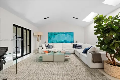 6065 Pine Tree Drive Miami Beach FL 33140