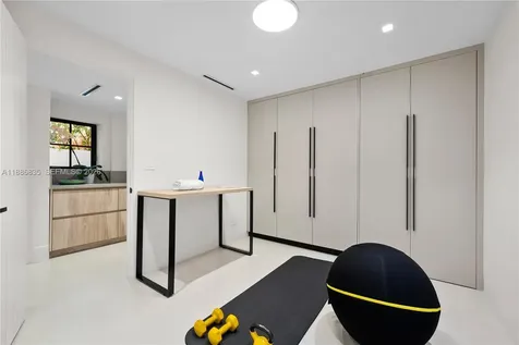 6065 Pine Tree Drive Miami Beach FL 33140