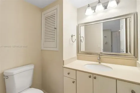 9820 S Hollybrook Lake Drive Pembroke Pines FL 33025