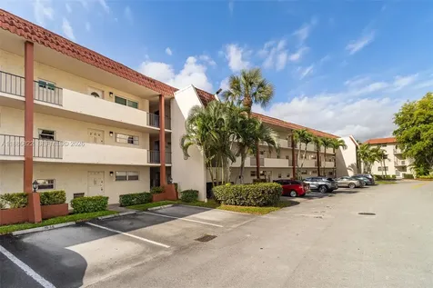 9820 S Hollybrook Lake Drive Pembroke Pines FL 33025