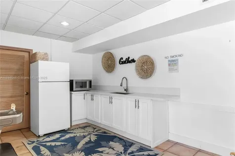 2625 Collins Avenue Miami Beach FL 33140