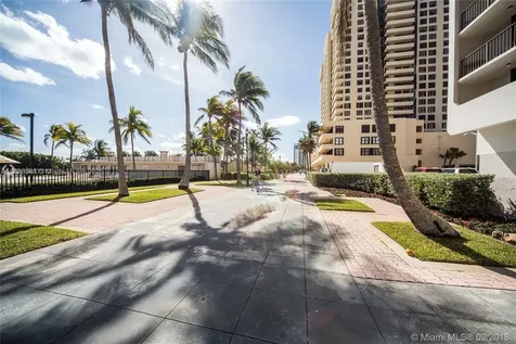 2625 Collins Avenue Miami Beach FL 33140