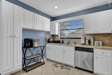 208 SW 2nd Avenue Hallandale Beach FL 33009