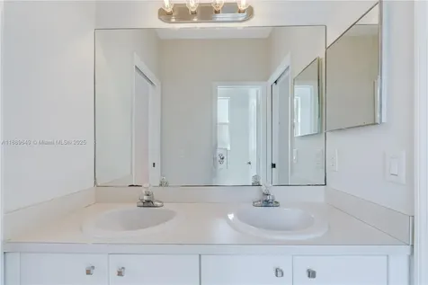 8450 NW 113th Passage Doral FL 33178