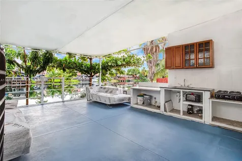 7000 W 15th Court Hialeah FL 33014