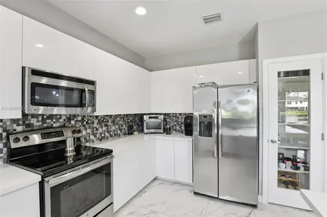16525 SW 42nd Way Miami FL 33185