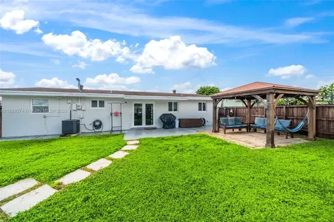 7831 NW 11th Street Pembroke Pines FL 33024