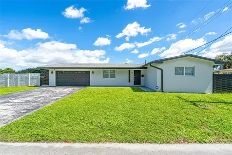 1621 NW 85th Way Pembroke Pines FL 33024