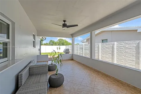 1621 NW 85th Way Pembroke Pines FL 33024