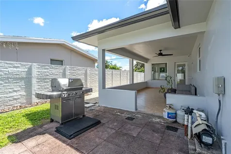 1621 NW 85th Way Pembroke Pines FL 33024