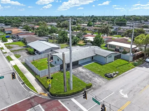 1621 NW 85th Way Pembroke Pines FL 33024