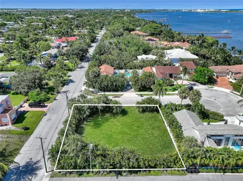 7 Lakeside Palms Court Lake Worth FL 33460