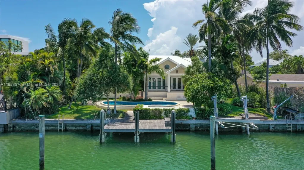 621 N Mashta Drive Key Biscayne FL 33149