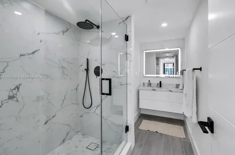 2555 Collins Avenue Miami Beach FL 33140