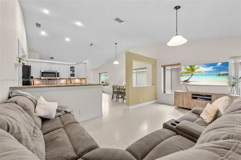 882 San Remo Drive Weston FL 33326